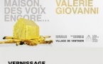 Dans les creux de la maison, des voix encore....
