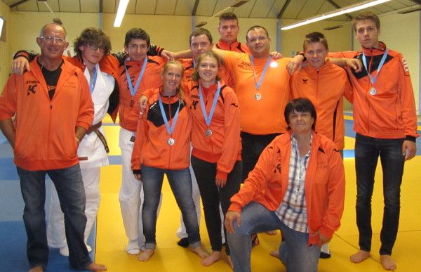 Une vague orange pour la coupe régionale de judo de Corte, avec autour de Marciana et Rémy Jinvresse (entraîneurs et responsables du club), Viny Barthelat, 1er cadet (-66kg),Carine Brochen 1ère senior Féminine (-48 kg),Mathieu Cahu, 1er senior (-100kg),Baptiste Douville, 1er Junior (-66kg), Nicolas Jinvresse, 1er senior (+100kg), Célia Muraccioli 1ère Junior féminine (-57kg), Ange Guenego, 2ème Cadet (-66kg), Jean-Raphael Pinet, 3ème Cadet (- 73kg).