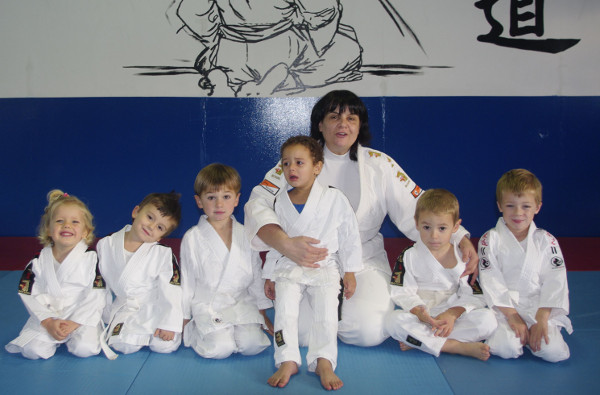 Avec ses six premiers participants au "Baby Judo" Marciana Jinvresse pratique une pédagogie adaptée aux plus jeunes, tout en permettant de développer de grandes qualités psychomotrices