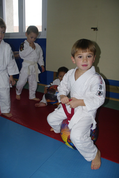 En travaillant les notions de judo par le jeu, les plus jeunes abordent cet art martial de façon ludique