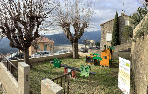 Une aire de jeux au village Une aire de jeux au village