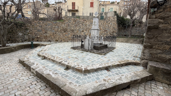 Monument aux morts village