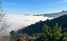 La plaine sous une mer de nuage